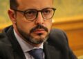 Juan Guadalajara denuncia la “dejadez” de Dolz al inaugurar Cuenca Lee en una plaza de España “cercada por las vallas y el abandono”