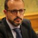 Juan Guadalajara denuncia la “dejadez” de Dolz al inaugurar Cuenca Lee en una plaza de España “cercada por las vallas y el abandono”
