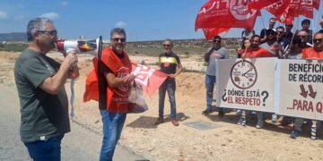Más de 250 trabajadores y trabajadoras de la plantilla de Crisnova se concentran en Caudete en defensa de unas primas justas