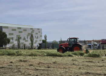El Ayuntamiento incorpora un nuevo tractor para reforzar los trabajos de mantenimiento en la ciudad